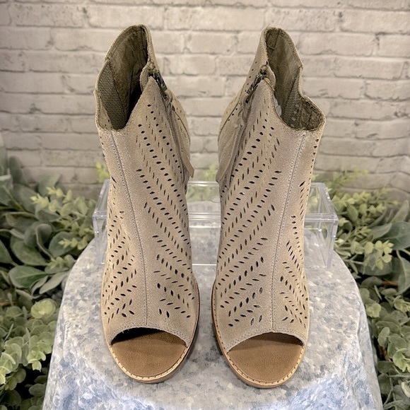 TOMS Majorca Beige Suede Peep Toe Perforated Fashion Ankle Booties WMS 9M✨EUC✨ - Picture 7 of 11